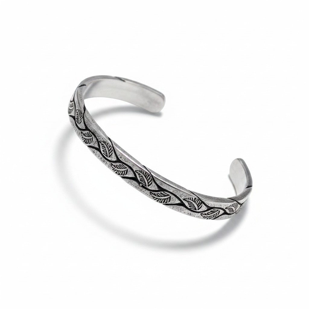 Maniac vintage Viking cuff bracelet in silver with engraved leaf pattern. Titanium steel.